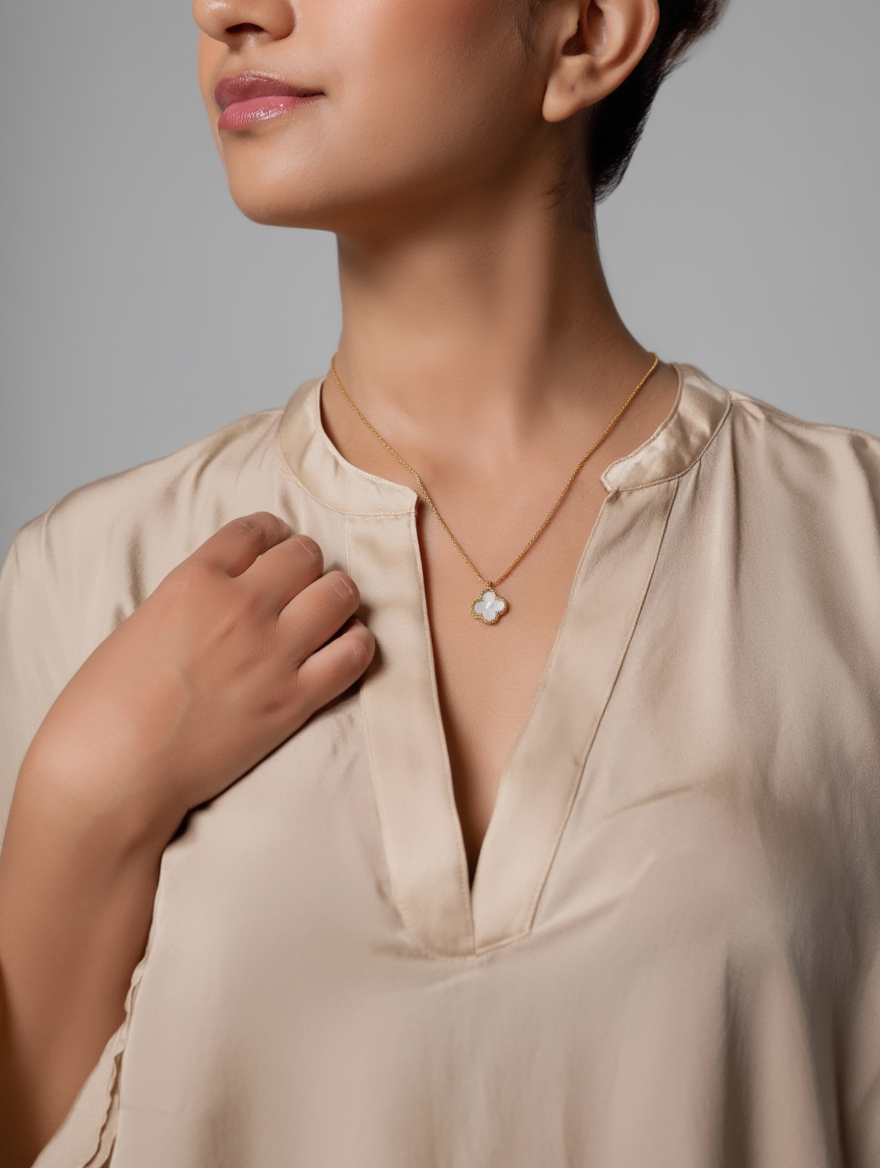 Collar de trébol de madreperla