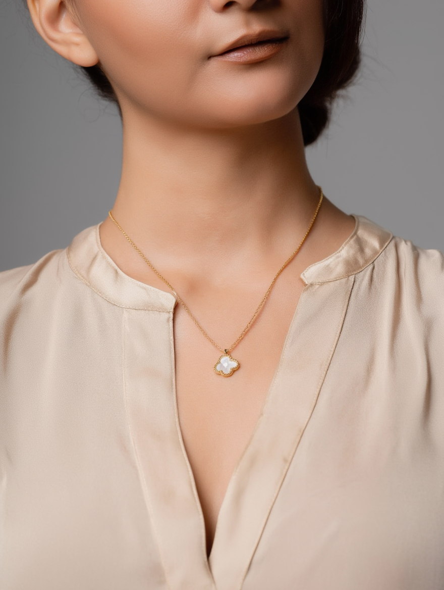 Collar de trébol de madreperla