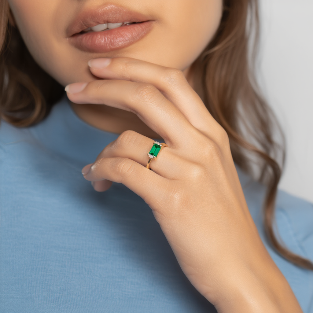 Anillos sencillos de oro con piedra de nacimiento en forma de baguette