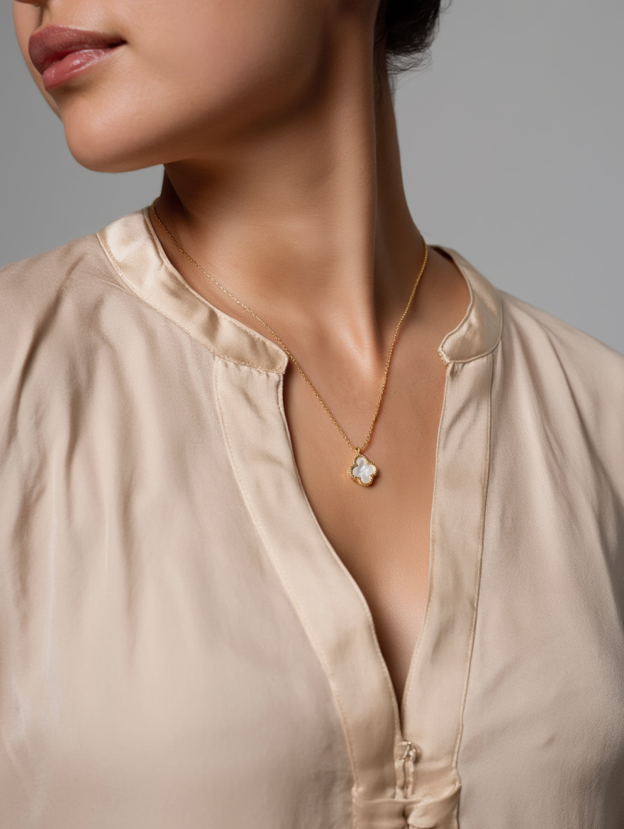 Collar de trébol de madreperla