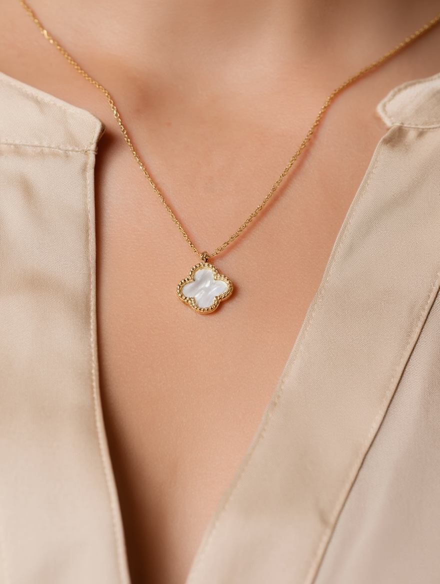 Collar de trébol de madreperla