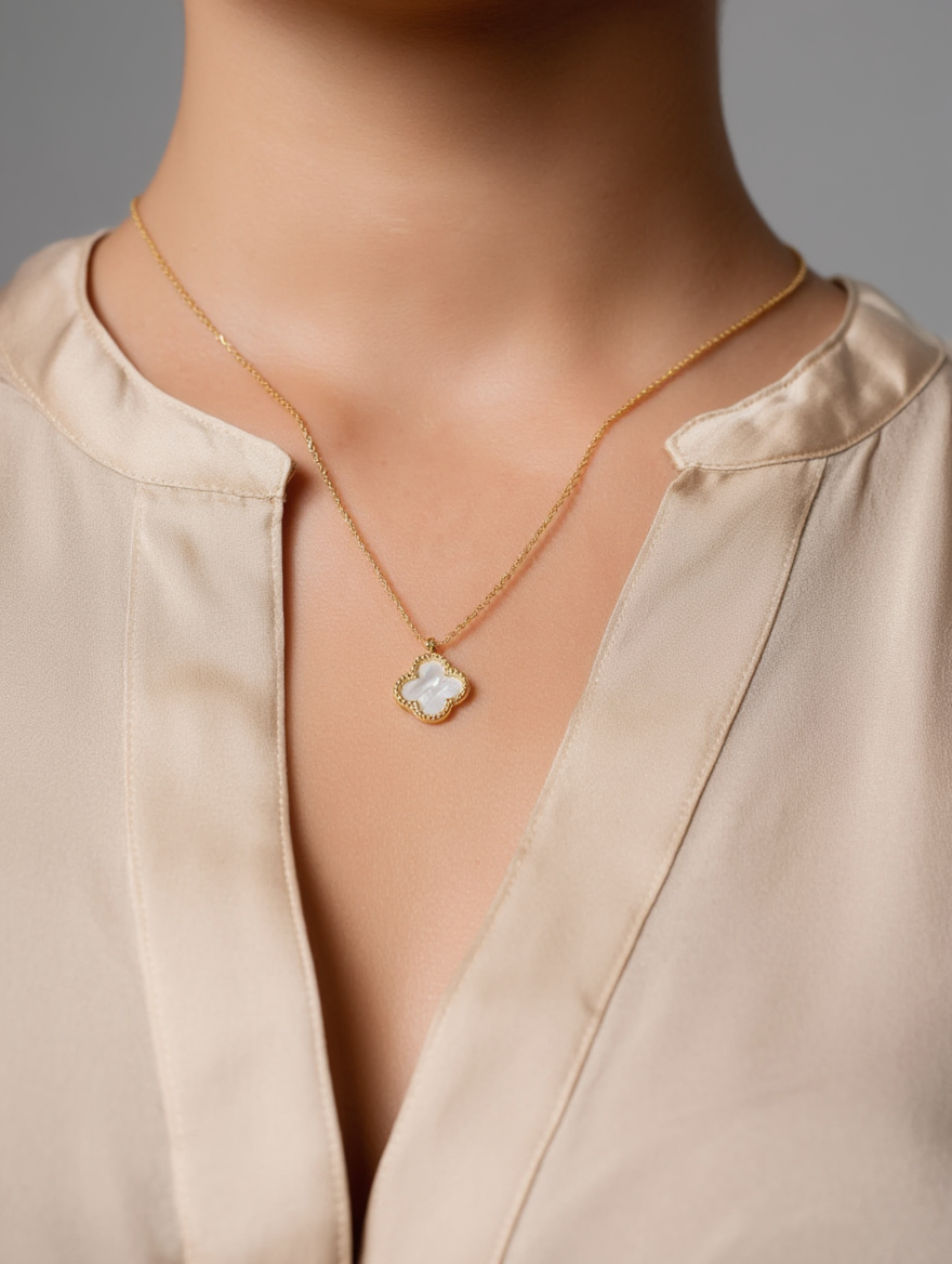 Collar de trébol de madreperla