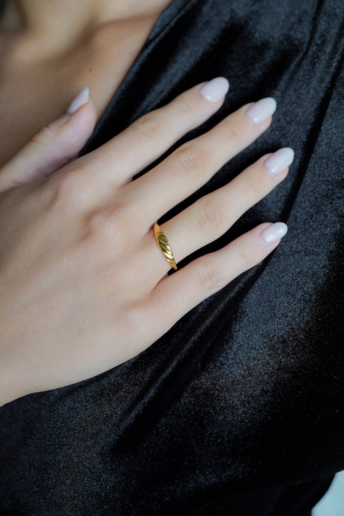 Thin Croissant Ring - AYUNA